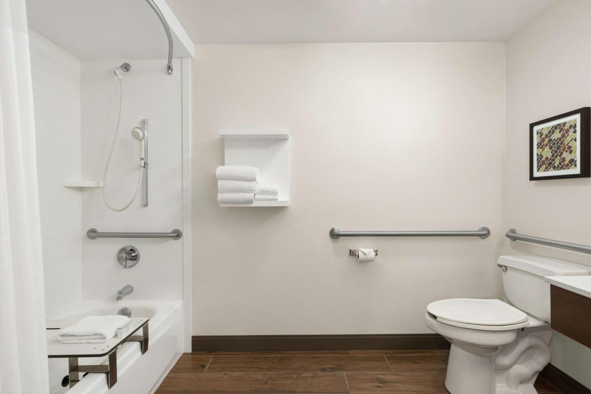 Hotel Hampton Airport 3*