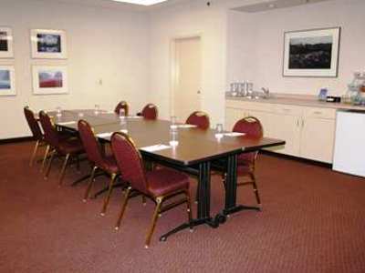 Hampton Airport 3*