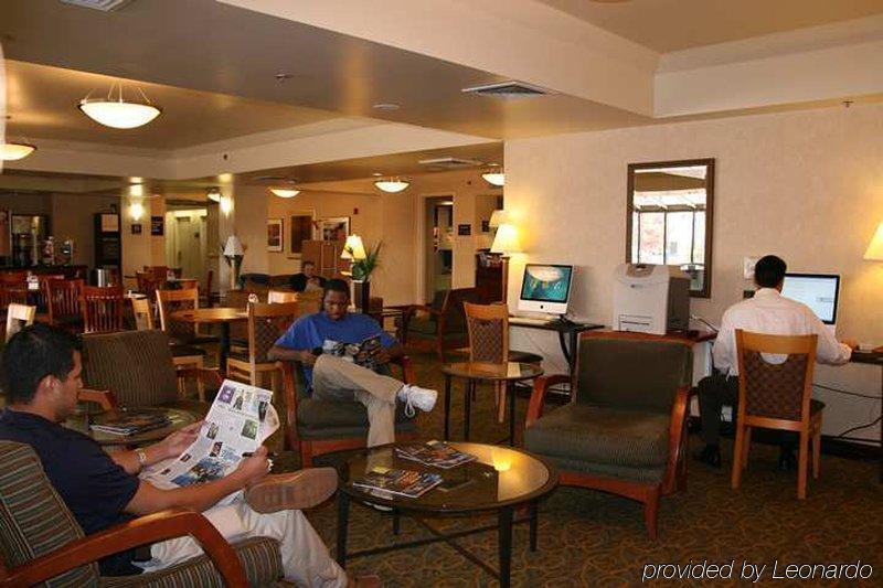 Hampton Airport 3*